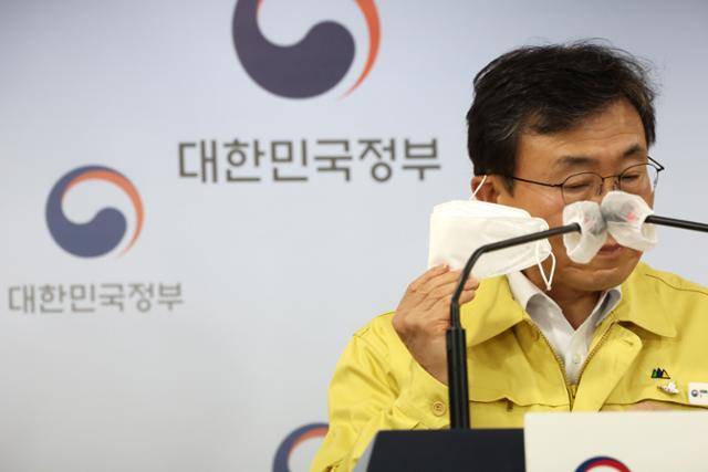 권덕철 보건복지부 장관이 6일 정부서울청사 브리핑실에서 코로나19 대응 현황 등 정례브리핑을 하기 위해 마스크를 벗고 있다. 연합뉴스