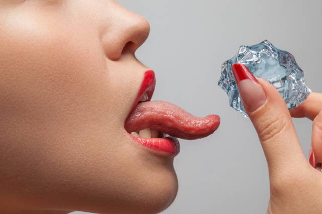 혀에 화상을 입었을 때 얼음을 문다면 상처 회복이 늦어질 수 있다./사진=클립아트코리아