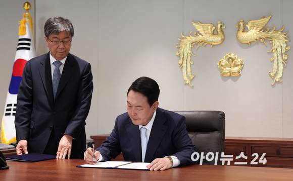 윤석열 대통령이 10일 새로 마련된 서울 용산 대통령 집무실에서 업무를 보고 있다. [사진=대통령실 제공]