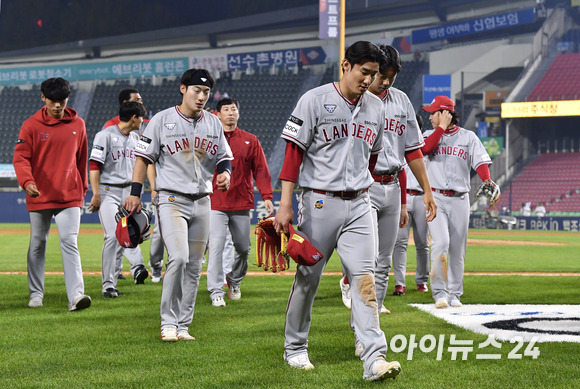 17일 오후 서울 잠실야구장에서 '2022 신한은행 SOL KBO리그' 두산 베어스와 SSG 랜더스의 경기가 열렸다. SSG 선수들이 9-9 무승부를 기록한 후 그라운드로 나오고 있다. [사진=김성진 기자]