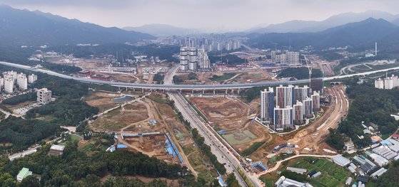 지난해말부터 입주를 시작한 과천지식정보타운. 2020년 분양한 물량 중 불법행위 등으로 인한 계약 취소 물량이 줍줍으로 올해 나올 예정이다.