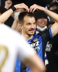 인천 유나이티드 무고사가 17일 인천축구전용경기장에서 열린 대구FC전에서 종료 직전 페널티킥으로 동점골을 넣은 뒤 하트 세리머니를 하고 있다. 연합뉴스