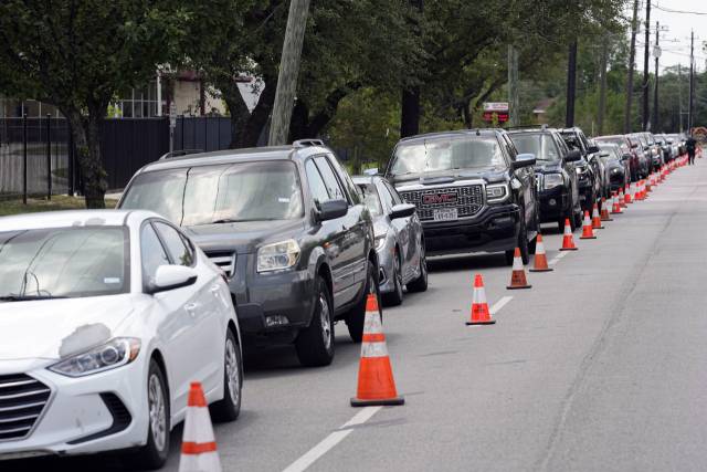 지난 14일 미국 텍사스주의 한 대형매장 앞에서 분유를 구입하기 위해 줄을 서서 기다리고 있는 차량 행렬. 연합뉴스