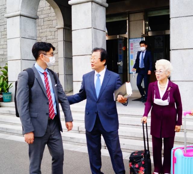 안지홍 책톡학교 코치(왼쪽)와 윤성진 부산영락교회 목사(가운데)가 세미나를 마치고 인사하고 있다.