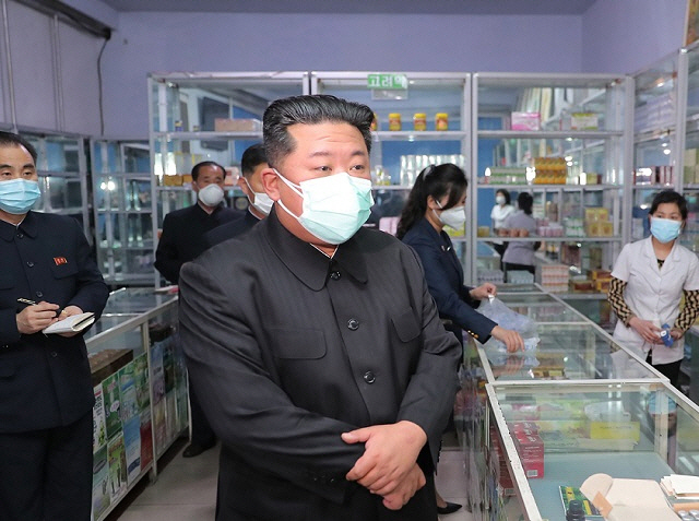 김정은 북한 국무위원장이 지난 16일 마스크를 쓰고 평양시 안의 약국들을 찾아 의약품 공급실태를 직접 요해(파악)하고 있다. [사진 출처 = 연합뉴스]