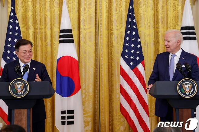 (로이터=뉴스1) = 문재인 전 대통령과 조 바이든 미국 대통령이 지난해 5월 회담 뒤 백악관 이스트룸에서 공동 기자회견을 진행하고 있다. (C) 로이터=뉴스1