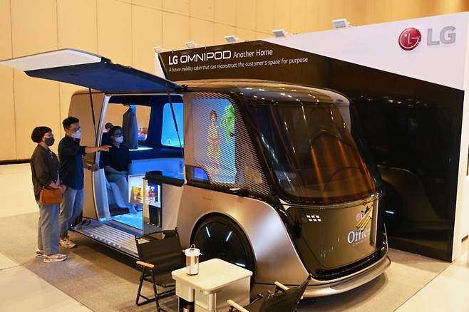 LG전자가 서울 코엑스에서 열린 'IEEE ICC 2022'에서 차량을 집의 새로운 확장 공간으로 해석해 만든 미래 모빌리티의 콘셉트 모델 LG 옴니팟을 전시하고 있다. /사진제공=LG전자