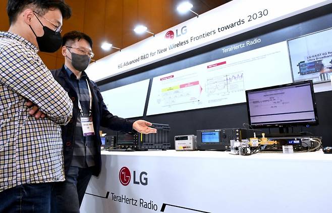 LG전자 직원이 서울 코엑스에서 열린 'IEEE ICC 2022'에서 6G(6세대 이동통신) 무선 송수신 테스트를 시연하기에 앞서 카이스트와 함께 개발한 6G 테라헤르츠 안테나 모듈을 소개하고 있다. /사진제공=LG전자