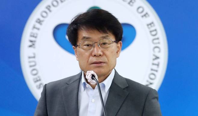 [서울=뉴시스] 추상철 기자 = 강신만 서울시교육감 후보가 17일 오후 서울 종로구 서울시교육청에서 기자회견을 하고 있다. 2022.05.17.