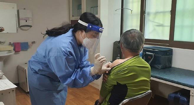 완도군, 도서지역 ‘찾아가는 예방 접종’ 서비스 운영.
