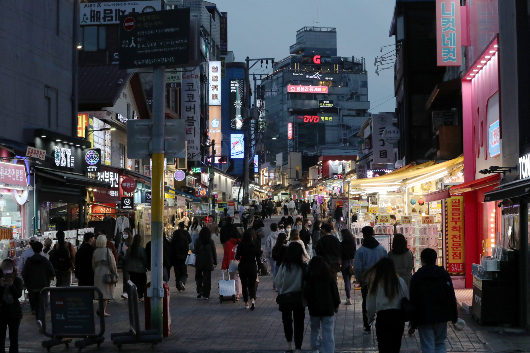 신종 코로나바이러스 감염증(코로나19)에 따른 영업제한이 해제되면서 서울 지역 음식점과 노래방 등 여가서비스업종의 야간 매출이 60% 증가했다. 사진은 사회적 거리두기가 해제된 이달 18일 저녁 서울 홍대거리가 시민들로 붐비고 있는 모습./사진=뉴스1