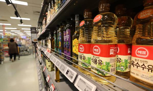 창고형 할인마트와 온라인몰 등에서 식용유 구매 제한 조치가 내려지고 있다. 사진은 서울의 한 대형마트에 식용유가 진열되어 있다./사진=뉴스1