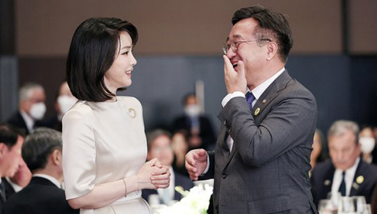 윤호중(오른쪽) 더불어민주당 공동비상대책위원장이 김건희 여사와 환담하는 장면.