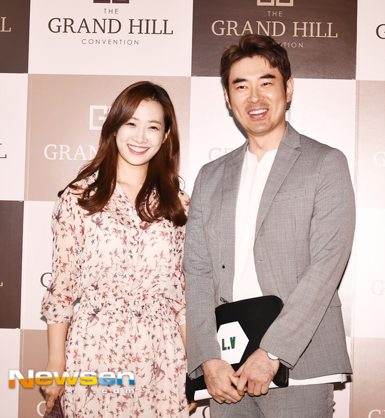 Kim Min-jung and Cho Chung Hyon, who are announcers, became parents.Kim Min-jung, Cho Chung Hyon agency Line Entertainment said on May 17, Kim Min-jung gave birth to her daughter on the 16th.Both mothers and children are known to be healthy.Kim Min-jung marriages with Cho Chung Hyon in 2016 and left the company in 2019.The two announced the news of the pregnancy in December last year for five years of marriage life.Kim Min-jung said, This year, 10 years after our couple met and 5 years of marriage life, a new life came.I waited for my mother to be Father, but like this gift, blessings come and I am happy to manage my health.Ira Tae-myeong, who came to us when they became harder, was called a lot. He calls it a day-to-day with the meaning of being tough and strong.It is the first time to be a mother and a father, so I feel trembling and excited. I feel the greatness of all the mothers in the world through strange changes in my body every day. Cho Chung Hyon also said, We are having a great day of new life for our family. We feel strange and infinite responsibility as we experience the change of our wife together.I will live hard as a husband as a father. 