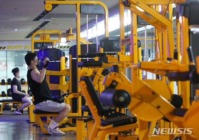 [서울=뉴시스] 권창회 기자 = 수도권 내 사회적 거리두기 4단계 시행 첫 날인 12일 오후 서울 시내 한 헬스장에 고객들이 운동하고 있다. 헬스장 등 실내체육시설은 비말과 땀방울이 튀는 것을 방지하기 위해 스피닝, 에어로빅 등 GX류 운동은 음악 속도를 100∼120bpm으로 유지해야 하고 러닝머신 속도는 시속 6㎞ 이하여야 한다. 2021.07.12. kch0523@newsis.com