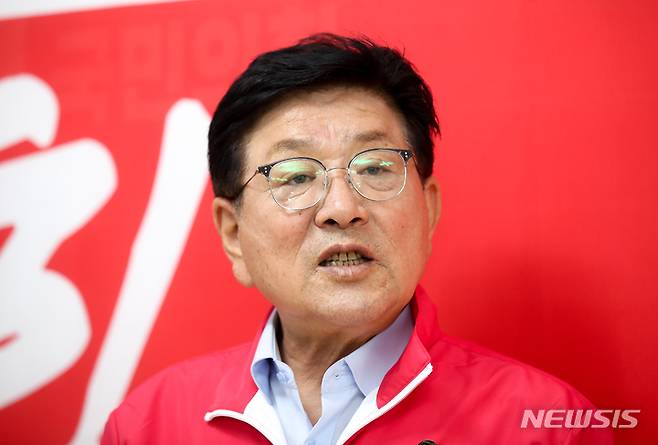 [제주=뉴시스] 뉴시스 제주취재본부와 인터뷰하는 허향진 국민의힘 제주도지사 후보.