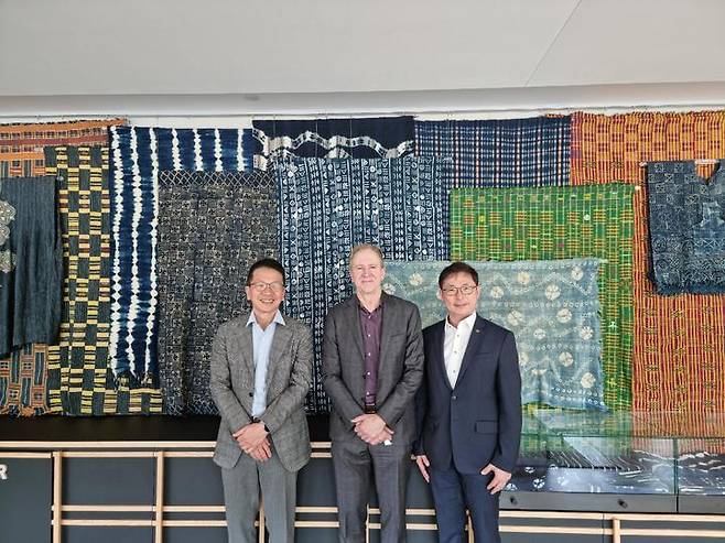 SK바이오사이언스는 빌&멜린다게이츠재단 마크 서즈만 CEO와 트레버 먼델 글로벌 헬스 부문 대표(사진 가운데), SK디스커버리 최창원 부회장(왼쪽), SK바이오사이언스 안재용 사장(오른쪽)이 미국 시애틀에 위치한 빌&멜린다게이츠재단 사무국에서 만나 코로나19 백신 ‘스카이코비원’(GBP510)을 포함해 현재 협력 중인 다수의 과제들을 토대로 글로벌 공중보건 증진을 위한 파트너십을 강화하는 방안을 논의했다고 17일 밝혔다. (사진=SK바이오사이언스 제공) *재판매 및 DB 금지