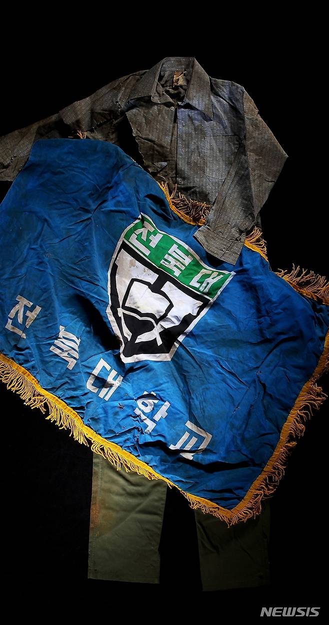 [전주=뉴시스]윤난슬 기자 = 이세종 열사 추모전, 당시 피 묻은 의류와 교기 모습.(사진=전북대 제공)