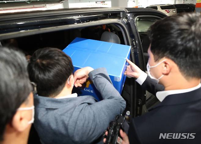 [성남=뉴시스] 김종택기자 = 성남FC 후원금 의혹을 수사중인 경찰이 17일 오후 경기도 성남시 분당구 성남FC 구단 사무실에서 압수수색을 마친 뒤 압수품을 옮기고 있다. 이번 압수수색은 지난 2일 관련 수사에 필요한 자료 확보를 위한 성남시청 압수수색에 이은 두 번째 강제수사다. 2022.05.17. jtk@newsis.com