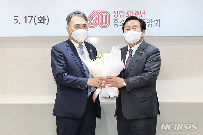 [서울=뉴시스] 중소기업중앙회(중기중앙회)는 17일 이종욱 조달청장이 취임 후 첫 행보로 중소기업중앙회를 방문했다고 밝혔다. (사진=중기중앙회 제공) 2022.05.17. photo@newsis.com