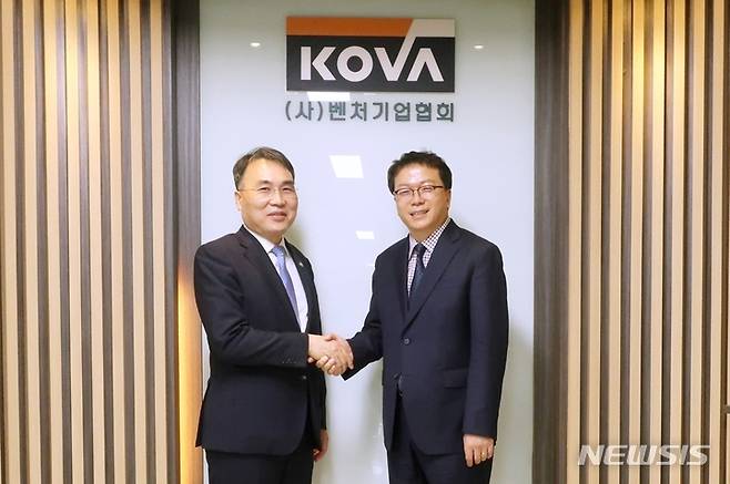 [서울=뉴시스] 벤처기업협회와 이종욱 조달청장은 17일 오후 협회 대회의실에서 간담회를 열고 '벤처기업의 혁신 조달시장 진출 확대' 등 조달시장 활성화에 대한 의견을 교환했다. (사진=벤처기업협회 제공) 2022.05.17. photo@newsis.com