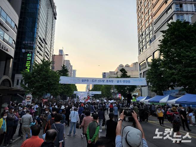 5·18 민주화운동 42주년을 하루 앞둔 17일 광주 동구 금남로에서 오월시민난장이 열리고 있다.  김한영 기자