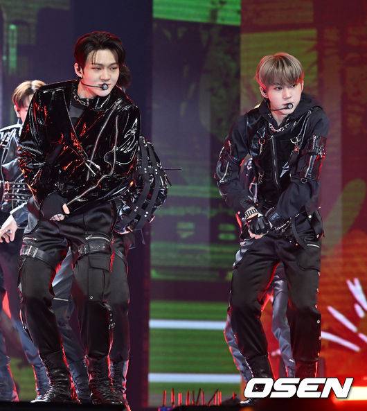 [OSEN=민경훈 기자] 17일 오후 서울 용산구 블루스퀘어에서 보이 그룹 티엔엑스(TNX) 첫 번째 미니앨범 '웨이 업'(WAY UP) 발매기념 데뷔 쇼케이스가 열렸다. TNX는 지난해 SBS에서 방영된 보이그룹 프로젝트 'LOUD:라우드'에서 피네이션 최종 데뷔조로 선발된 최태훈, 우경준, 장현수, 천준혁, 은휘, 오성준으로 구성된 6인조 그룹이다. 그룹 TNX 천준혁과 은휘가 화려한 데뷔 무대를 선보이고 있다. 2022.05.17 /rumi@osen.co.kr