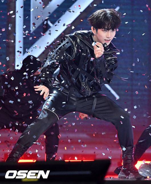 [OSEN=민경훈 기자] 17일 오후 서울 용산구 블루스퀘어에서 보이 그룹 티엔엑스(TNX) 첫 번째 미니앨범 '웨이 업'(WAY UP) 발매기념 데뷔 쇼케이스가 열렸다. TNX는 지난해 SBS에서 방영된 보이그룹 프로젝트 'LOUD:라우드'에서 피네이션 최종 데뷔조로 선발된 최태훈, 우경준, 장현수, 천준혁, 은휘, 오성준으로 구성된 6인조 그룹이다. 그룹 TNX 오성준이 화려한 데뷔 무대를 선보이고 있다. 2022.05.17 /rumi@osen.co.kr