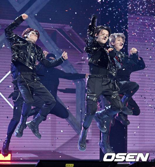 [OSEN=민경훈 기자] 17일 오후 서울 용산구 블루스퀘어에서 보이 그룹 티엔엑스(TNX) 첫 번째 미니앨범 '웨이 업'(WAY UP) 발매기념 데뷔 쇼케이스가 열렸다. TNX는 지난해 SBS에서 방영된 보이그룹 프로젝트 'LOUD:라우드'에서 피네이션 최종 데뷔조로 선발된 최태훈, 우경준, 장현수, 천준혁, 은휘, 오성준으로 구성된 6인조 그룹이다. 그룹 TNX 멤버들이 화려한 데뷔 무대를 선보이고 있다. 2022.05.17 /rumi@osen.co.kr