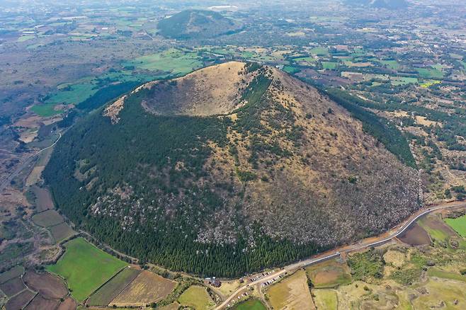 하늘에서 본 다랑쉬오름.  뻥 뚫린 굼부리가 눈길을 끈다.