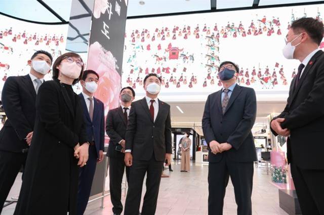 17일 서울 중구 신세계면세점 본점 10층의 미디어파사드에서 관계자들이 정조의 화성 행차 영상을 보고 있다.신세계면세점 제공