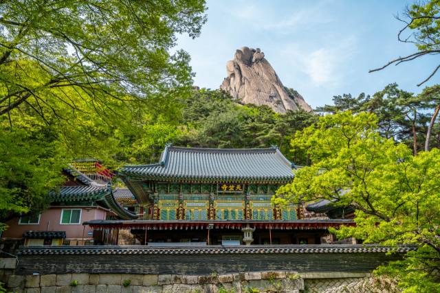 천축사 사찰 뒤로 갓을 쓴 것처럼 선인봉이 우뚝 솟아 있는 풍경이 아름답다./사진=서울관광재단