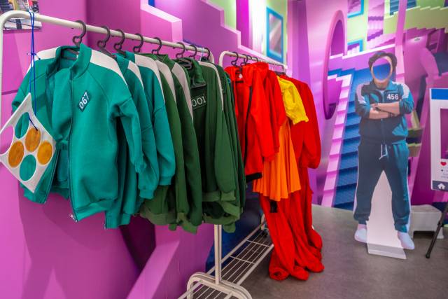 오징어게임 체험관 내부, 드라마 속에 등장했던 의상을 입어볼 수 있다./사진=서울관광재단