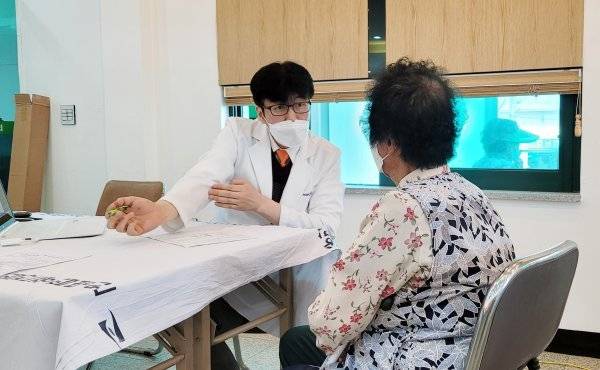 태안에서 지역 관절환자를 진료하고 있는  이경훈 인천힘찬종합병원 정형외과 과장.
사진제공 | 힘찬병원