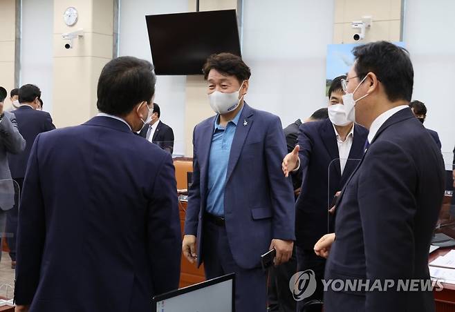 인사하는 국회 국방위 여야 의원들 (서울=연합뉴스) 백승렬 기자 = 9일 국회에서 열린 국방위원회에서 여야 의원들이 여야 합의로 채택한 이종섭 국방부 장관 후보자에 대한 인사청문경과보고서를 채택한 뒤 인사하고 있다. 2022.5.9 srbaek@yna.co.kr