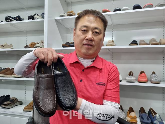 ▲김원길 바이네르 대표가 윤석열 대통령이 신세계백화점 강남점에서 구매한 구두를 들어보이고 있다. (사진=윤정훈 기자)