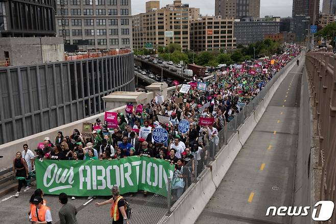 미국 연방대법원이 낙태권을 보장한 기존 판결을 파기할 것이라는 관측이 나오는 가운데 지난 14일 뉴욕 블루클린에서 낙태권 폐지 반대하는 시위대가 행진을 하고 있다. © AFP=뉴스1 © News1 우동명 기자