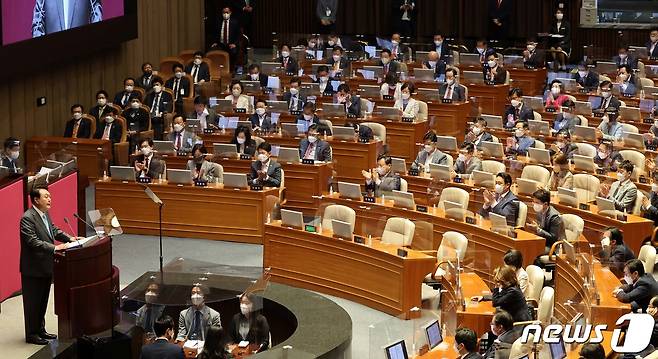 윤석열 대통령이 16일 서울 여의도 국회에서 열린 본회의에서 코로나19 손실보상을 위한 추가경정예산(추경)안 시정연설을 하고 있다. (공동취재) 2022.5.16/뉴스1 © News1 이재명 기자