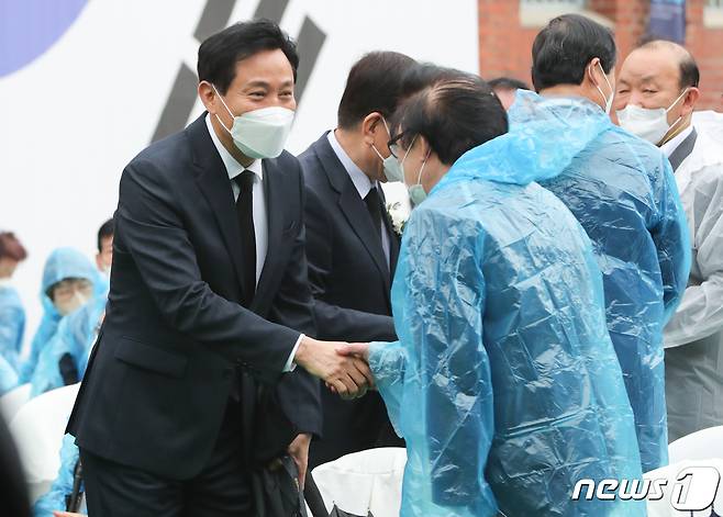 오세훈 국민의힘 서울시장 후보가 18일 서울 서대문형무소에서 열린 5.18민주화운동 제42주년 서울행사에서 참석자들과 인사하고 있다. 2022.5.18/뉴스1 © News1 허경 기자
