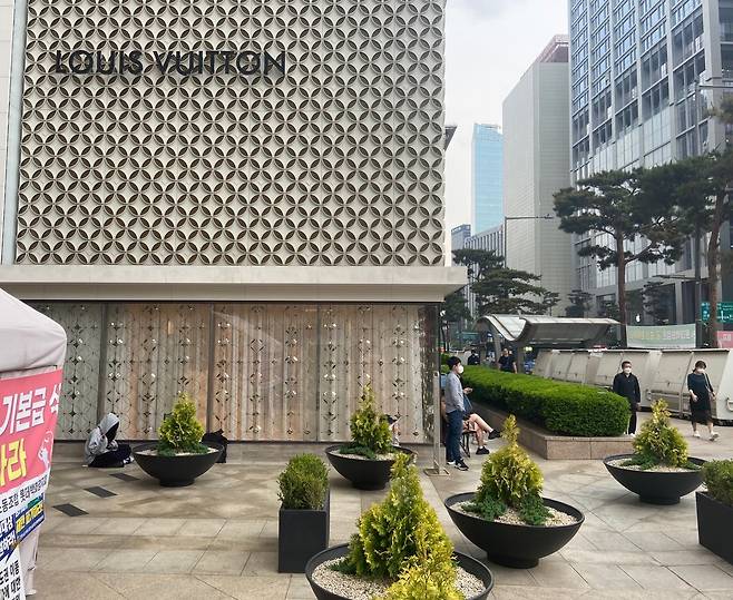 18일 오전 10시쯤 롯데백화점 본점 샤넬 매장 앞 모습.© 뉴스1 배지윤 기자