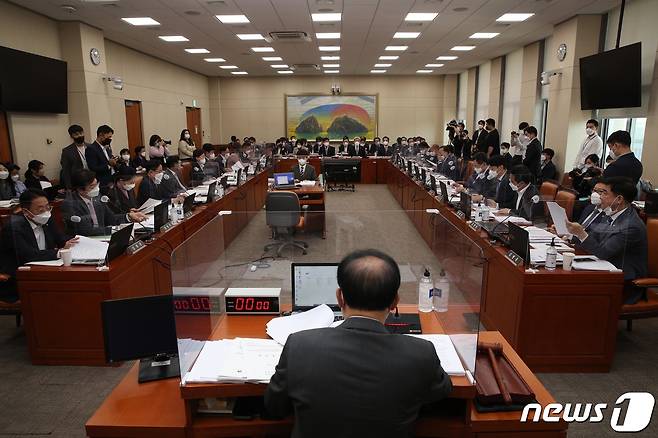 윤재옥 국회 정무위원회 위원장이 17일 오전 서울 여의도 국회에서 열린 정무위원회 전체회의를 주재하고 있다. (공동취재) 2022.5.17/뉴스1 © News1 이재명 기자