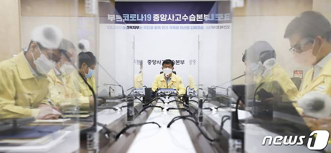이기일 중앙재난안전대책본부 1총괄조정관(보건복지부 2차관)이 18일 오전 세종시 정부세종청사에서 열린 코로나19 대응 중앙재난안전대책본부 회의를 주재하고 있다.(보건복지부 제공)2022.5.18/뉴스1 © News1 김기남 기자
