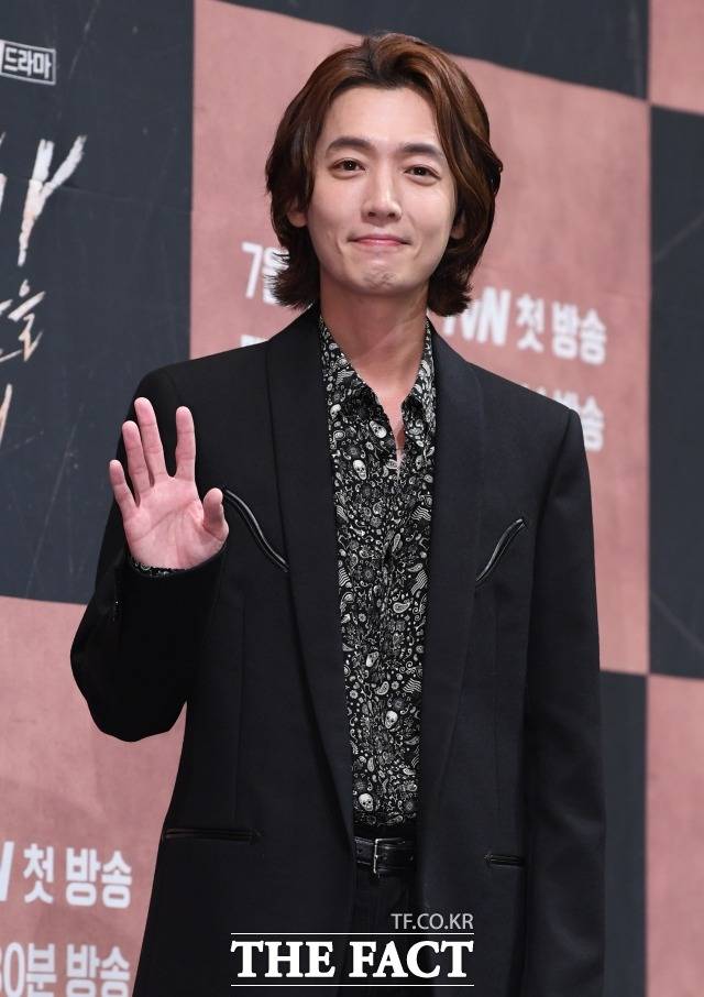 배우 정경호가 최근 tvN 드라마 '일타스캔들'에 합류하면서 앞서 출연이 확정된 전도연과 강사와 학부모로 만난다. 사진은 드라마 '악마가 너의 이름을 부를때' 제작발표회 당시. /더팩트 DB