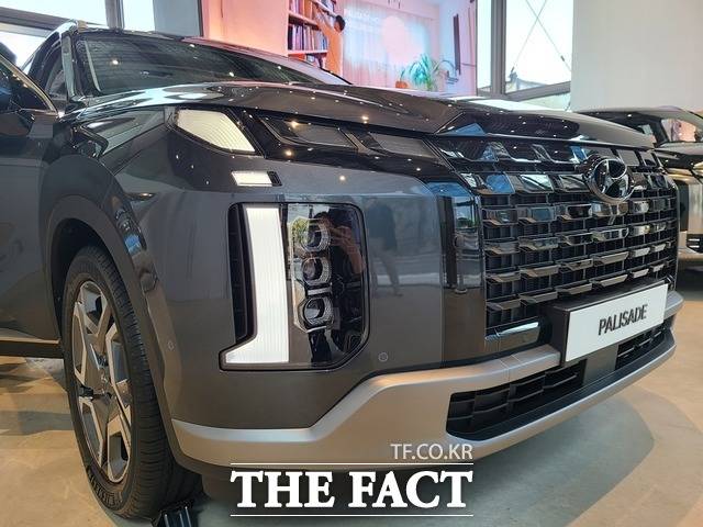 팰리세이드 특유의 일자형 주간주행등은 더욱 두꺼워지고, 바깥쪽으로 위치해 차체를 커 보이게 한다. 더 뉴 팰리세이드의 전면부. /정문경 기자