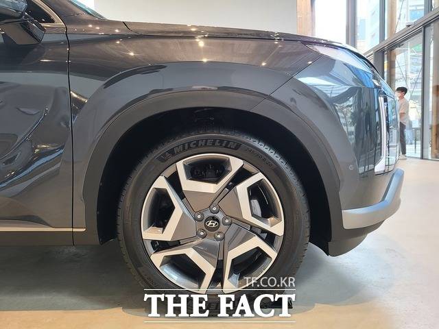 18인치와 20인치의 알로이 휠에는 신규 디자인을 적용해 차별성을 뒀다. 더 뉴 팰리세이드의 휠과 측면부. /정문경 기자