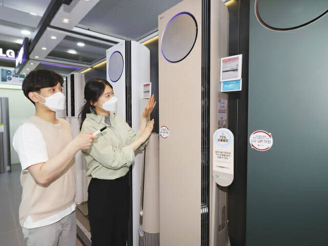 롯데하이마트 월드타워점에 방문한 소비자들이 에어컨을 둘러보고 있다. (사진=롯데하이마트)