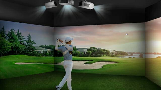 LG전자 모델이 LG 프로빔이 설치된 스크린골프장에서 라운딩을 즐기고 있다.(사진=LG전자)