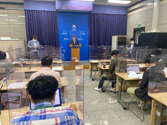 산림청 남태헌 차장이 18일 정부대전청사에서 ‘2021년 소나무재선충병 방제결과’를 발표하고 있다. 산림청 제공