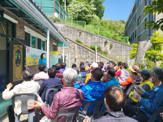 18일 동구에 거주하는 어르신들이 소통경로당 봄날 힐링프로그램에 참여하고 있다. 사진=광주 동구청 제공.