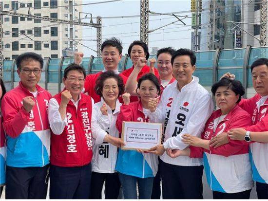 오세훈 서울시장 후보가 18일 김경호 광진구청장 후보를 비롯 국민의힘 서울시,구의원 후보들과 함께 지하철2호선 지상구간의 지하화를 건의받았다.